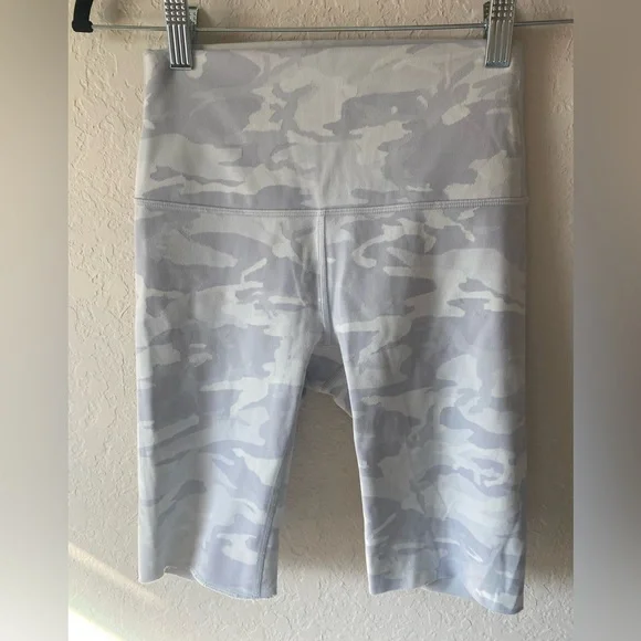 Lululemon Wunder Under Ribbed Biker Shorts  ~ Size 4 - Picture 3 of 9